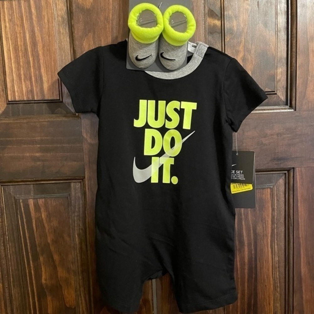 Nike boys 2 piece set size 0-6 month
